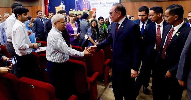 Malaysian Prime Minister Datuk Seri Anwar Ibrahim shakes hands with attendees after delivering a lecture in New Delhi. Photo courtesy of Bernama.