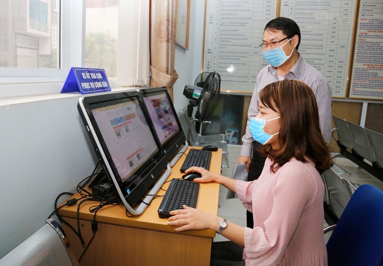 A citizen conducts online services in Hanoi, Vietnam. Photo courtesy of Hanoi Moi (New Hanoi) newspaper.