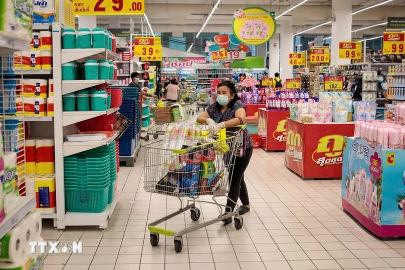  People shop at a supermarket in Bangkok, Thailand. Photo courtesy of AFP/VNA.