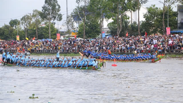 Two women teams compete at the final of the 2023 Mekong Delta Ngo (Khmer long boat) race in Soc Trang province, sMekong Delta region, to celebrate the Ok Om Bok Festival, also called the Festival of Worshipping the Moon. Photo courtesy of Vietnam News Agency.