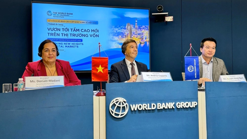 Dorsati Madani (left), a senior country economist at the World Bank in Vietnam, at a press conference in Hanoi, August 26, 2024. Photo courtesy of Tuoi Tre (Youth) newspaper.