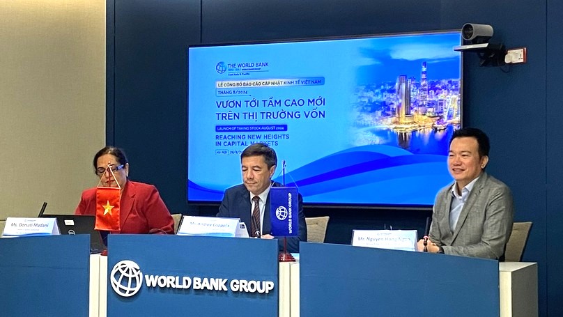 Dorsati Madani (left), senior country economist of WB in Vietnam; Andrea Coppola (center), lead country economist of WB in Vietnam; and Nguyen Hong Ngan (right), senior external affairs officer of WB in Vietnam, at a press conference in Hanoi on August 26, 2024. Photo by The Investor/Tri Duc.