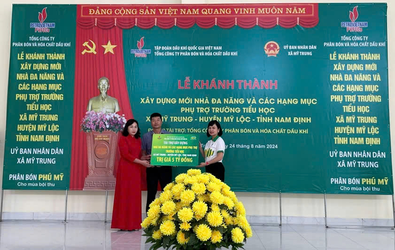 A PVFCCo representative presents VND5 billion ($201,500) to fund construction of a multi-purpose building and auxiliary items at My Trung Primary School in My Loc district, Nam Dinh province, northern Vietnam. Photo courtesy of the company.