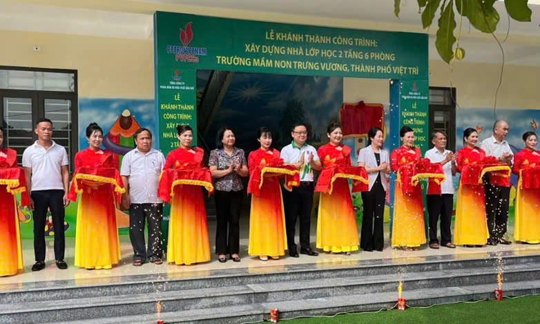 PVFCCo representatives cut the ribbon to inaugurate Trung Vuong Kindergarten classroom building in Phu Tho province, northern Vietnam, August 26, 2024. Photo courtesy of the company.