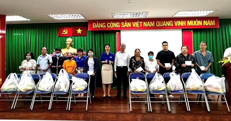 PVFCCo representatives present gifts to disadvantaged households in Da Kao ward, District 1, Ho Chi Minh City. Photo courtesy of the company.