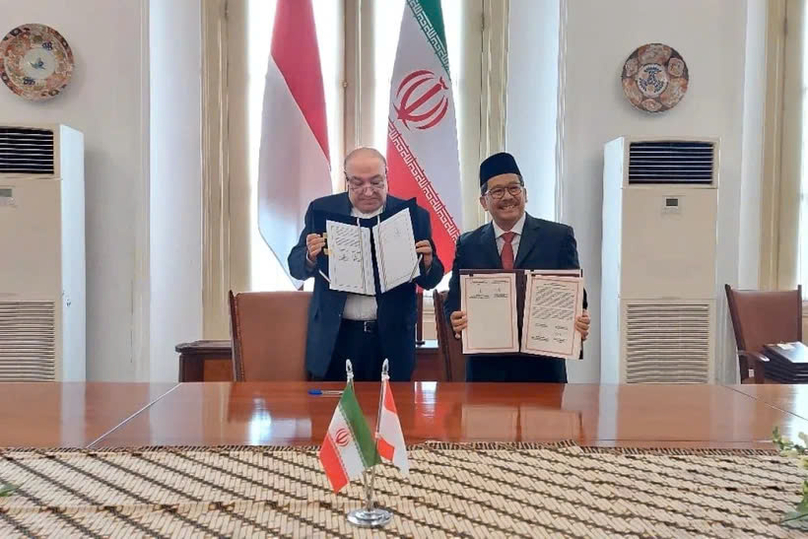  The signing of cooperation agreement for halal product assurance between the governments of Indonesia and Iran. Photo courtesy of antaranews.com.