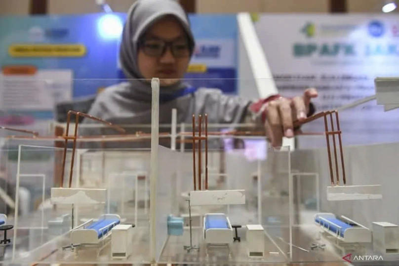   Seorang teknisi mendemonstrasikan instalasi gas medis mini di Festival Infrastruktur Mutu Nasional 2024 di Jakarta pada 12 Agustus 2024. Foto milik en.antaranews.com.