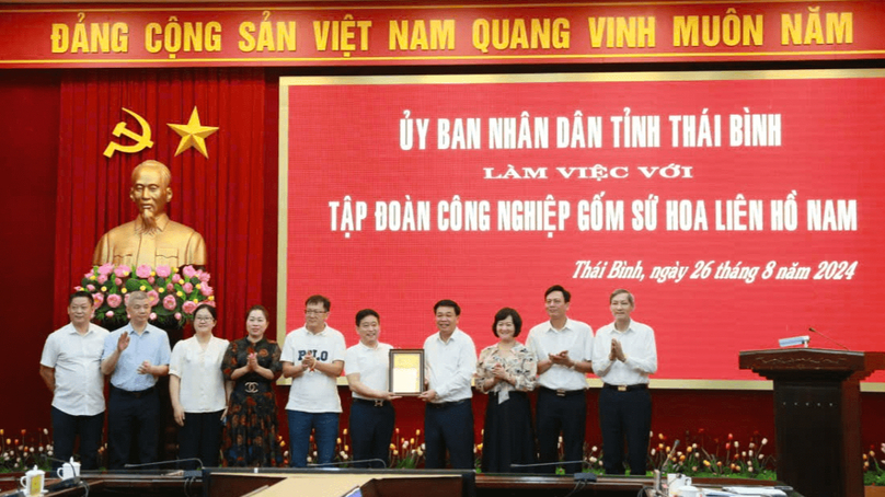 Hunan Hualian Ceramic Industry chairman Xu Junqi (left, sixth) and Thai Binh Vice Chairman Nguyen Quang Hung (right, fourth) at a meeting in Thai Binh province, northern Vietnam, August 26, 2024. Photo courtesy of Thai Binh news portal.