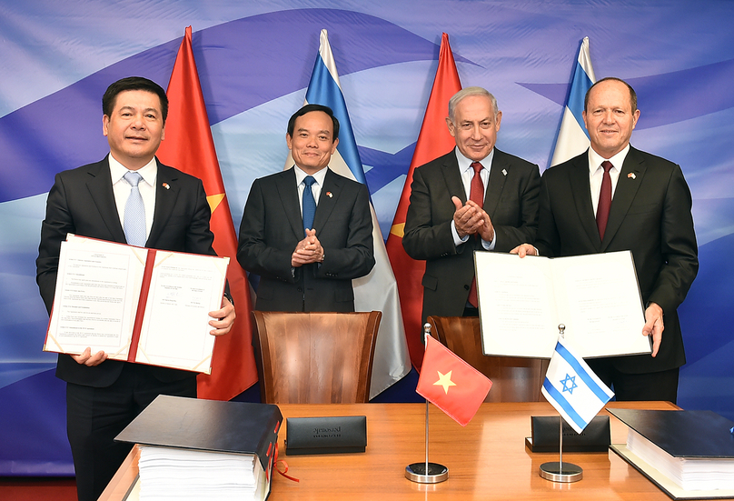 From left: Vietnam’s Trade Minister Nguyen Hong Dien, then Deputy PM Tran Luu Quang; Israel’s PM Benjamin Netanyahu and Trade Minister Nir Barkat at the VIFTA signing ceremony in Jerusalem on July 25, 2023. Photo courtesy of the government's news portal.