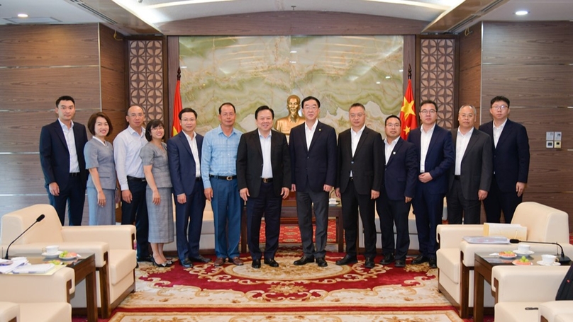 CMSC chairman Nguyen Hoang Anh (seventh left), Vinacomin general director Dang Thanh Hai (sixth left) sixth) and CREG chairman Ao Hong (sixth right) meet in Hanoi, August 27, 2024. Photo courtesy of the CMSC.