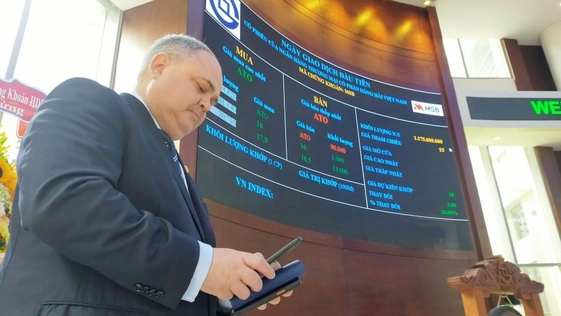 A participant at the debut listing of Vietnam's Maritime Bank on December 23, 2020. Photo courtesy of Tin nhanh chung khoan (Securities News) newspaper.