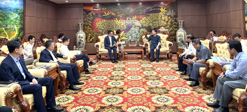 Le Quang Tung (center, right), Secretary of Quang Tri province's Party Committee, leads a meeting of provincial leaders with a delegation of Chinese firm Huadian and its Vietnamese partner Minh Quang JSC in the central Vietnam province, August 28, 2024. Photo courtesy of Quang Tri newspaper.