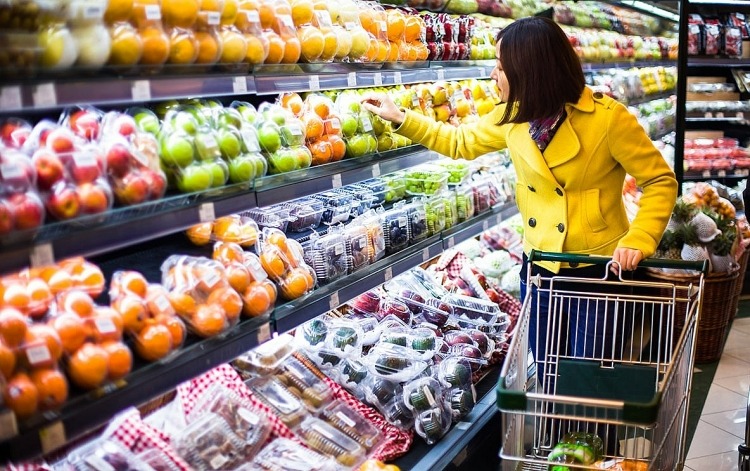 A woman shopping at a supermarket in Vietnam. Photo courtesy of Dan Viet (Vietnam People) newspaper.