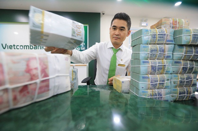  A bank clerk at a Vietcombank branch. Photo courtesy of Thanh Nien (Young People) newspaper.