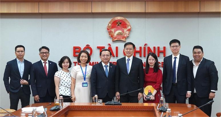 Deputy Minister of Finance Le Tan Can (fifth, left) and AIA president Lee Yuan Siong (fourth, right) at a meeting in Hanoi on August 28, 2024. Photo courtesy of the ministry.