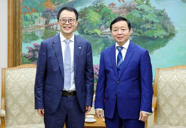 Vietnamese Deputy PM Tran Hong Ha (right) meets with Chinese state-owned CCCC’s executive director and president Wang Haihuai in Hanoi, August 28, 2024. Photo courtesy of the government’s news portal.