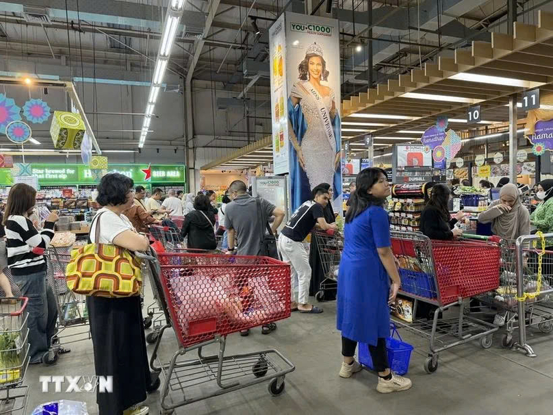   Warga Indonesia berbelanja di supermarket Grand Lucky. Foto milik Kantor Berita Vietnam.