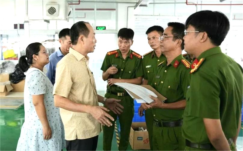 Thua Thien-Hue Vice Chairman Phan Quy Phuong (yellow shirt) during his on-site check at Kanglongda Hue factory in the province, central Vietnam, August 27, 2024. Photo courtesy of Cong Thuong (Industry & Trade) newspaper.