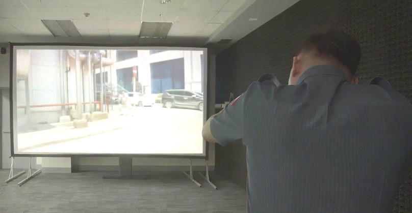 A Philippine police officer practises the firearm training simulation system supplied by Viettel. Photo courtesy of the company.