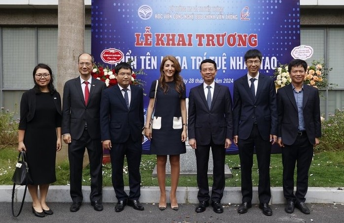 Rita Mokbel (center), head of Ericsson Vietnam, and Minister of Information and Communications Nguyen Manh Hung (right, third) at the launching ceremony of the AI faculty, Postal and Telecommunications Institute of Technology, in Hanoi on August 28, 2024. Photo courtesy of Ericsson.