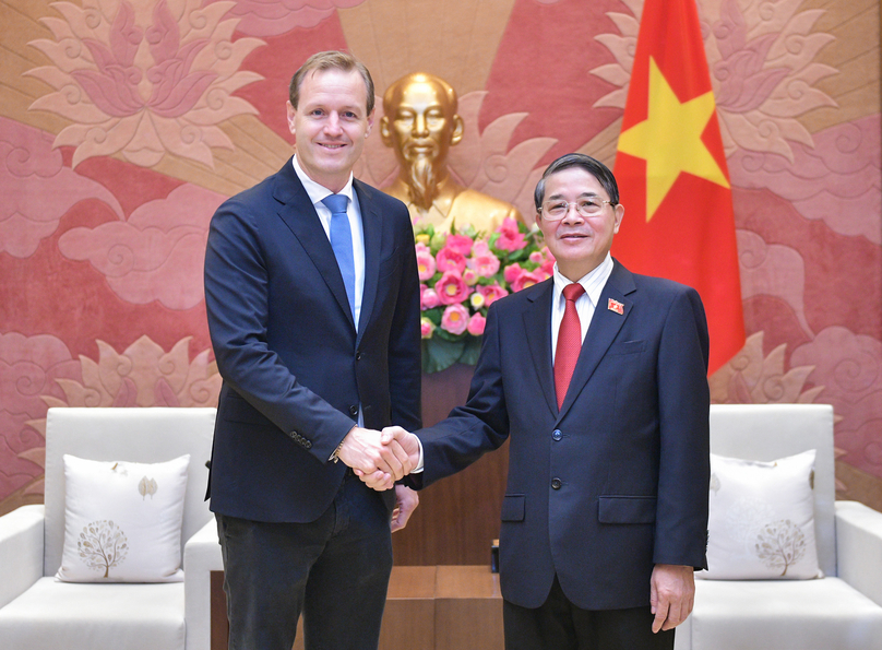 Heineken Vietnam managing director Wietse Mutters (left) and National Assembly Vice Chairman Nguyen Duc Hai at a meeting in Hanoi on August 30, 2024. Photo courtesy of the parliament.