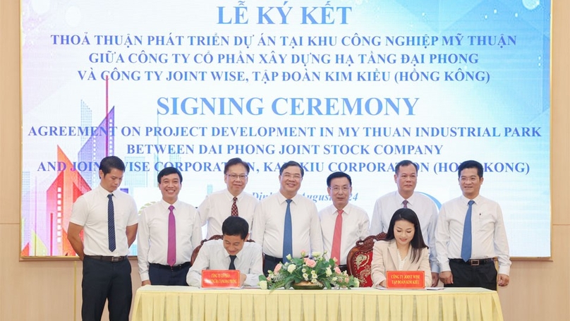 Nam Dinh Chairman Pham Dinh Nghi (third, right, second row) and Nam Dinh Party Secretary Pham Gia Tuc (center, second row) attend the signing ceremony between Joint Wise and Dai Phong JSC in Nam Dinh province, northern Vietnam, August 29, 2024. Photo courtesy of Nam Dinh newspaper.