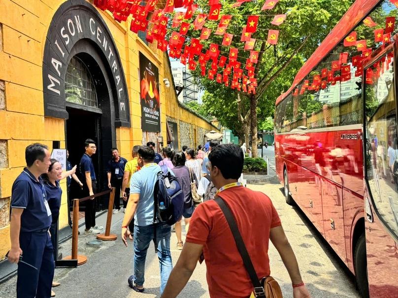 Indian tourists from Sun Pharmaceutical Industries Group visit Hoa Lo Prison, a famous historical relic in Hanoi, August 2024. Photo courtesy of Tuoi Tre (Youth) newspaper.