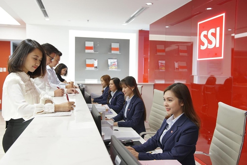  Customers at the counter of an SSI Securities branch. Photo courtesy of the firm.