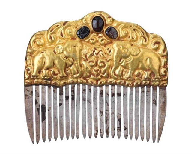 A comb crafted from gold, silver and gemstones. Photo courtesy of Vietnam National Museum of History.