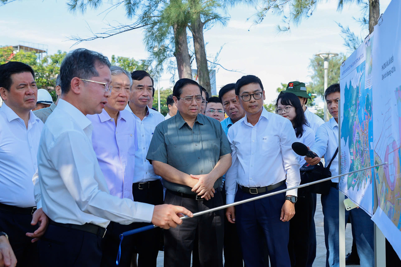 Prime Minister Pham Minh Chinh inspects the sea encroachment area for a 420-hectare free trade area along Nguyen Tat Thanh street, Thanh Khe district, Danang city, central Vietnam. Photo courtesy of the government's news portal.