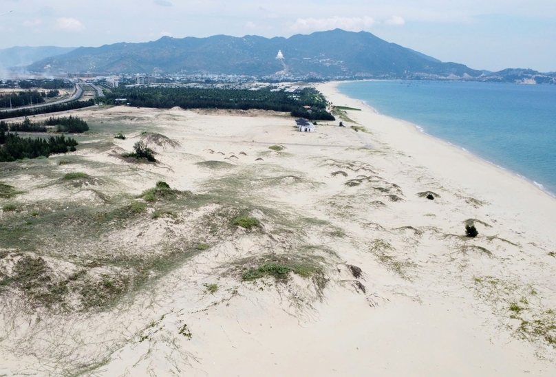 Phuong Mai Bay resort area in Binh Dinh province, central Vietnam remains a large area of white sand with almost no development. Photo courtesy of The Investor/Nguyen Tri.