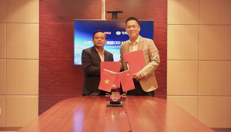 Parker Shi (right), president of GWM International, and Nguyen Quoc Hoan, chairman of TAG, sign a collaboration agreement, August 29, 2024. Photo courtesy of GWM.