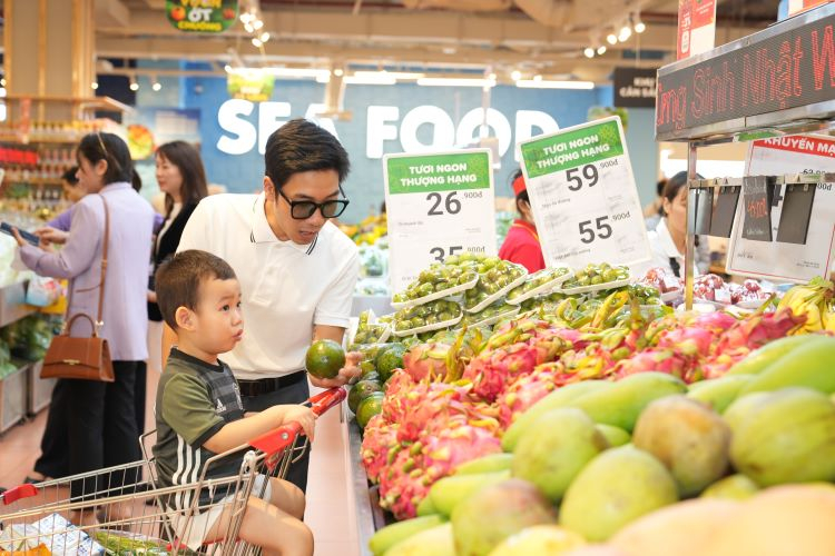 A customer shops at a WinMart supermarket. Photo courtesy of Masan.