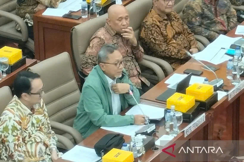 Indonesia's Trade Minister Zulkifli Hasan (in green jacket) during a meeting with Commission VI of the House of Representatives in Jakarta on September 4, 2024. Photo courtesy of Antara.