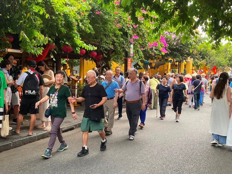 Foreign and Vietnamese tourists visit UNESCO-recognized Hoi An ancient town, Quang Nam province, central Vietnam. Photo courtesy of Quang Nam newspaper.