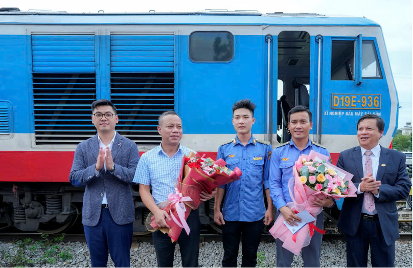  PV Gas and Vietnam Railways leaders present bouquets to the frist LNG train crew. Photo courtesy of PV Gas.