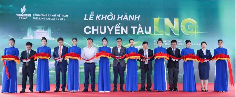 Representatives of PV Gas and Vietnam Railways inaugurate the first LNG train running from the south to the north of Vietnam. Photo courtesy of PV Gas.