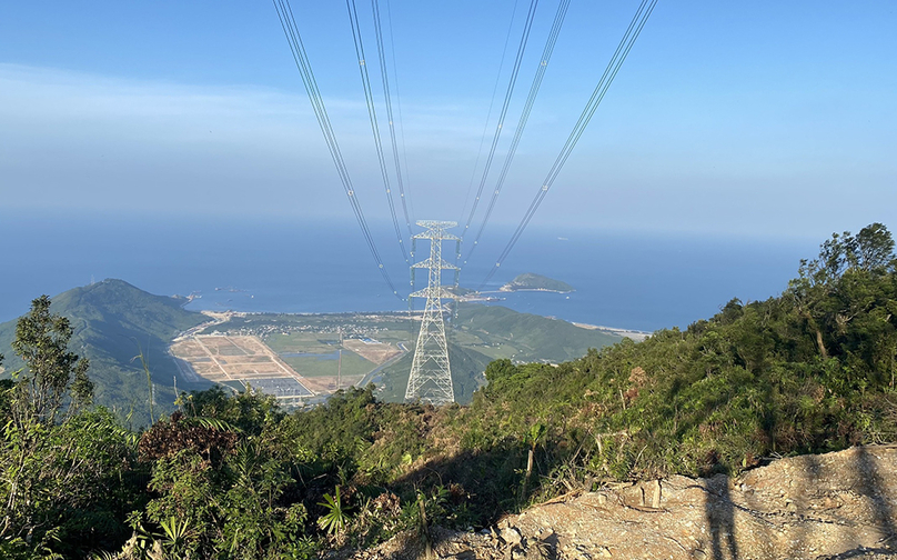 A section of the Quang Trach-Pho Noi 500 kV – circuit 3 line that went live on August 29, 2024. The entire transmission line runs from Quang Binh province (central region) to Hung Yen province (northern region). Photo courtesy of the government’s news portal.