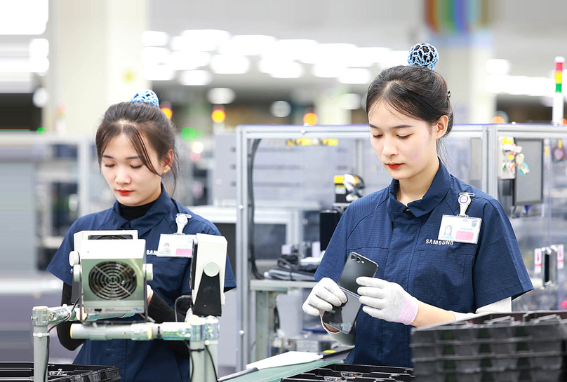 Workers of Samsung Electronics Vietnam Thai Nguyen in Thai Nguyen province, northern Vietnam. Photo courtesy of Hanoi Moi (New Hanoi) newspaper.