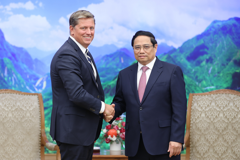 Prime Minister Pham Minh Chinh shakes hands with Tim Hughes, senior vice president for global business and government affairs at SpaceX, in Hanoi, September 6, 2024. Photo courtesy of the government’s news portal.