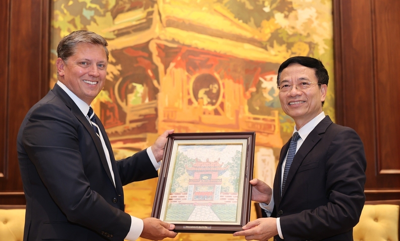 Vietnamese Minister of Information and Communications Nguyen Manh Hung presents a gift to Tim Hughes, senior vice president for global business and government affairs at SpaceX, in Hanoi, September 6, 2024. Photo courtesy of VietNamNet.