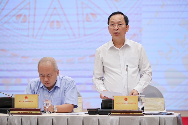 SBV Deputy Governor Dao Minh Tu (standing) speaks at the government's regular press meeting on September 7, 2024. Photo courtesy of the government's news portal.