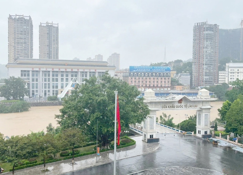 All activities have been temporarily suspended at the Lao Cai International Border Gate (Ho Kieu bridge) in northern Vietnam. Photo courtesy of Lao Cai newspaper.