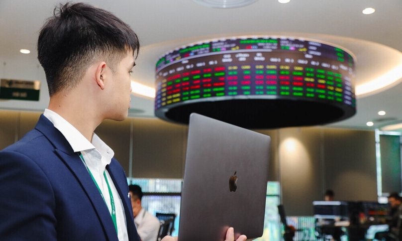  An investor tracks stock movements at Smart Invest Securities in Hanoi. Photo by The Investor/Trong Hieu.