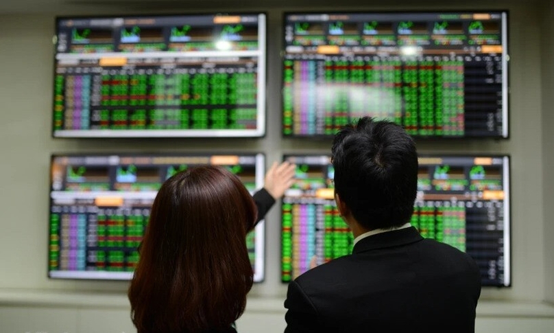  Investors track stock movements. Photo courtesy of the Vietnam News Agency.