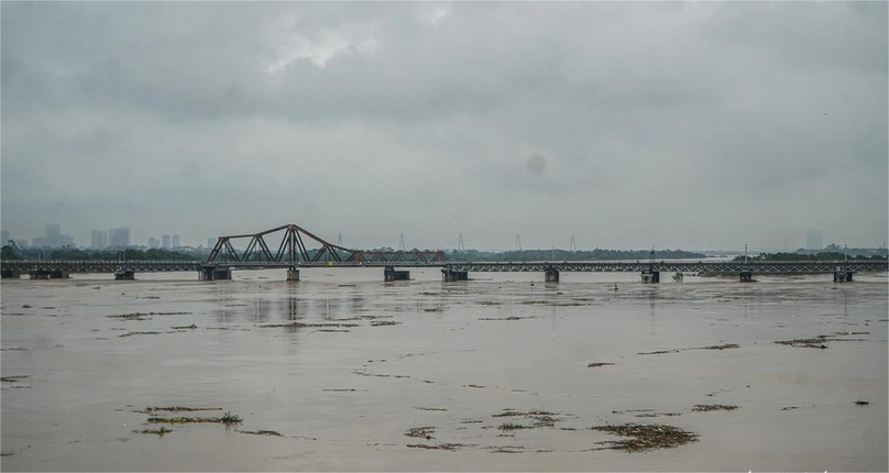 The Red River water has hit the record high level since 2008, getting close to the surface of Long Bien bridge in Hanoi, northern Vietnam, September 11, 2024. Photo courtesy of Tuoi Tre (Youth) newspaper.