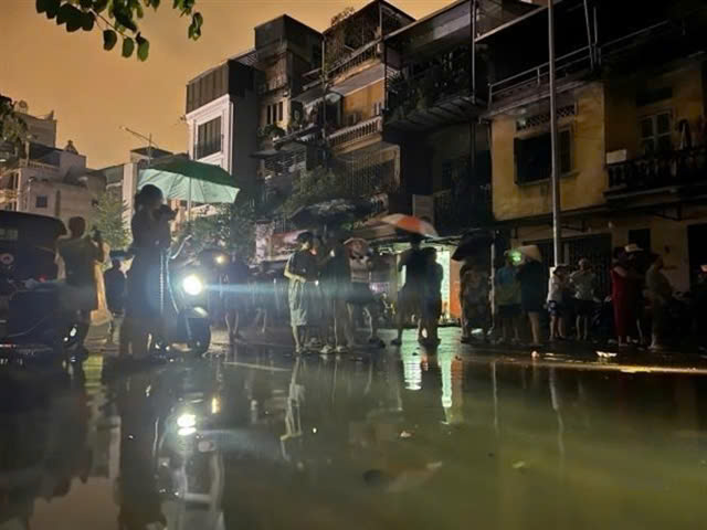 Floodwater from the Red River overflows onto Chuong Duong Do street in Chuong Duong ward, Hoan Kiem district, Hanoi. Phoot courtesy of Vietnam News Agency.