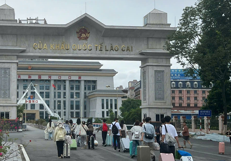 Tourists exit through the Lao Cai International Border Gate on the morning of September 11, 2024. Photo courtesy of Lao Cai newspaper.