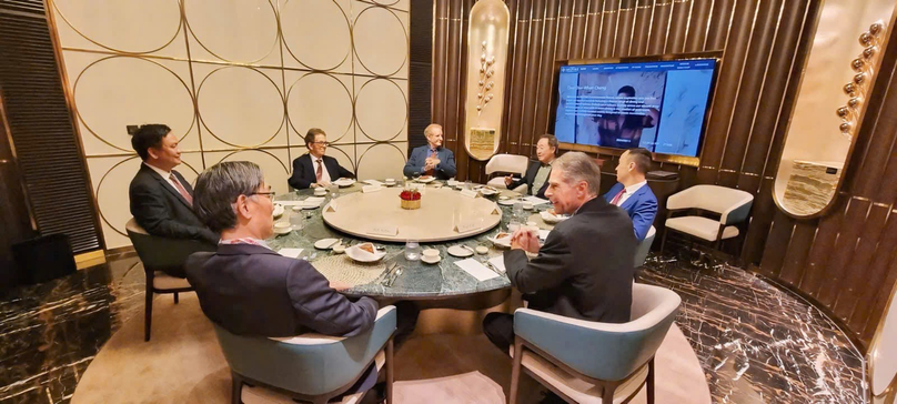 Nguyen Ho Nam discusses investment and cooperation opportunities with prominent figures. Photo courtesy of Bamboo Capital.