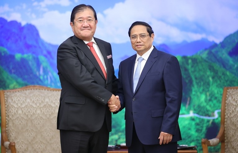 Vietnam’s Prime Minister Pham Minh Chinh (right) and Mitsui chairman Tatsuo Yasunaga shake hands in Hanoi, September 11, 2024. Photo courtesy of the government’s news portal.